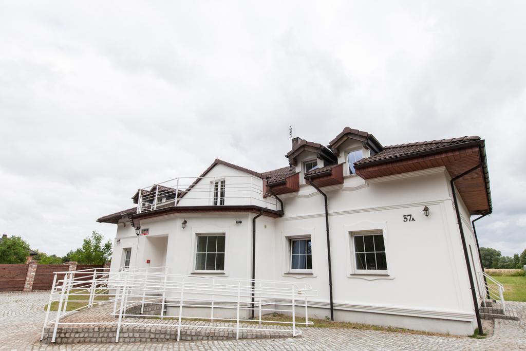 Dworek Poznan Acomodação com café da manhã Exterior foto